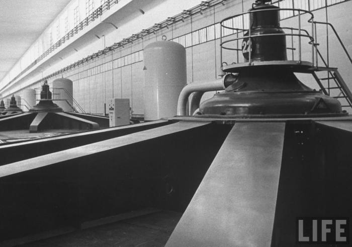 Машинный зал Волжской гидроэлектростанции. Машинный зал Волжской гидроэлектростанции.