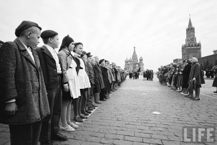Детей принимают в пионеры на Красной площади. СССР, Москва, 1961 год. Детей принимают в пионеры на Красной площади. СССР, Москва, 1961 год.
