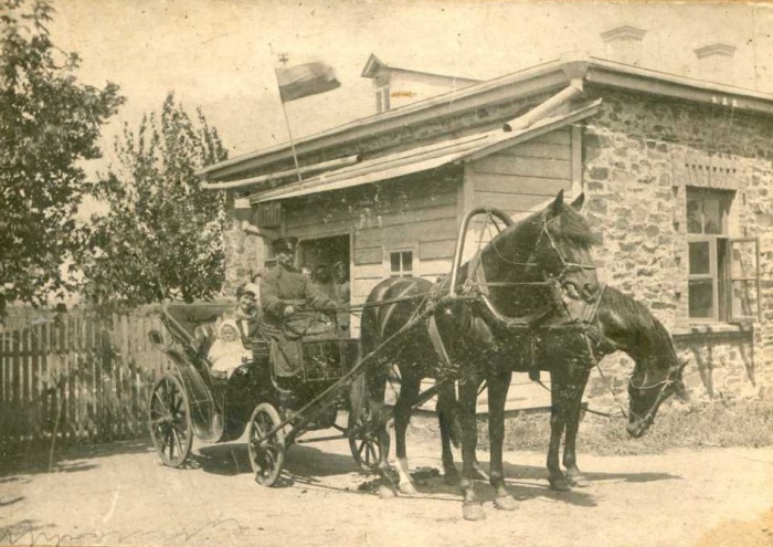 Конная повозка у административного учреждения. Конная повозка у административного учреждения.