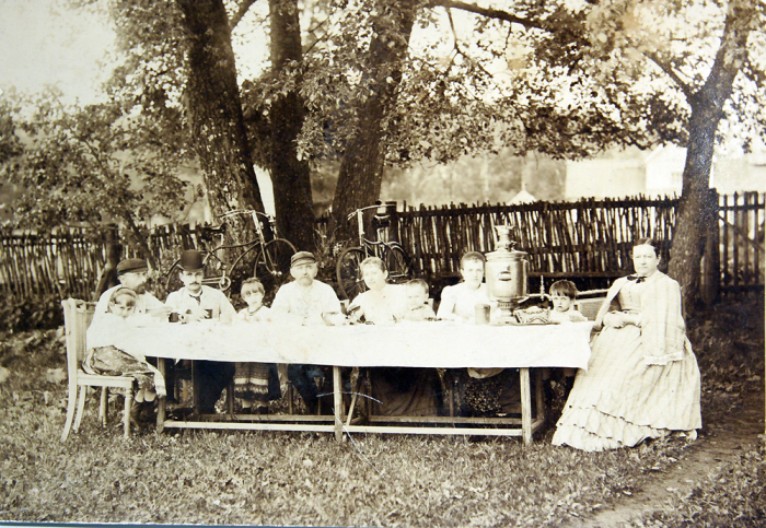 Семейное чаепитие на природе. Российская империя, 1880 год. Семейное чаепитие на природе. Российская империя, 1880 год.