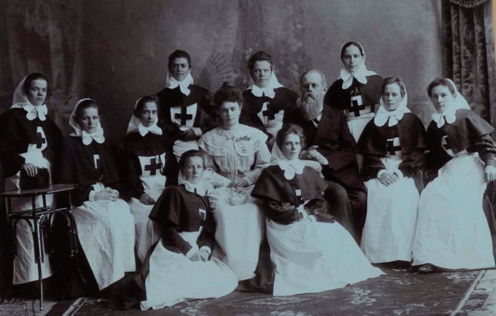 Жена Пермского Губернатора Наумова с сестрами милосердия. Жена Пермского Губернатора Наумова с сестрами милосердия.