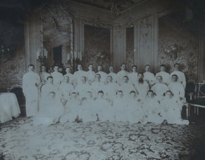 Групповая фотография персонала ресторана Прага в Москве. Групповая фотография персонала ресторана Прага в Москве.