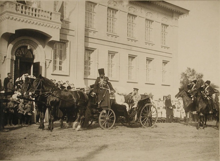 Император Николай II и императрица Александра Федоровна в экипаже.