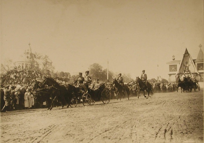 Императорский кортеж, следующий к пристани.
