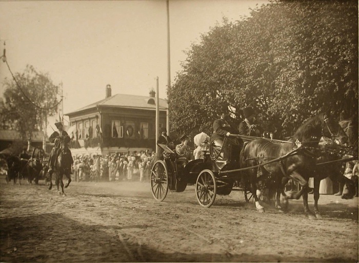 Император и императрица направляются к храму Воскресения в экипаже.