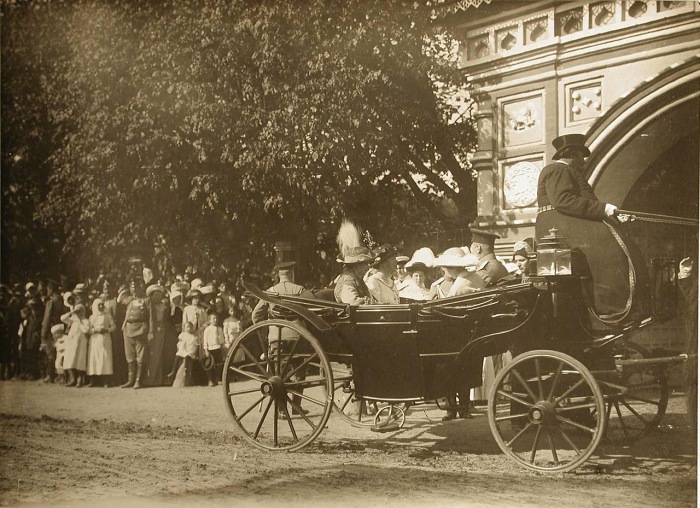 Прибытие царского экипажа к храму Воскресения. 