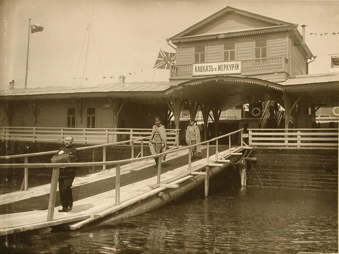 Офицеры, идущие по городской пристани. 