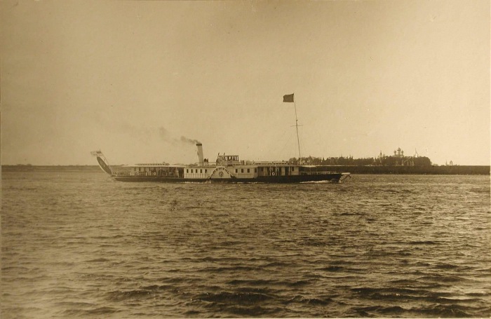 Пароход Межень, на борту которого император Николай II и императрица Александра Федоровна прибыли в Кострому.