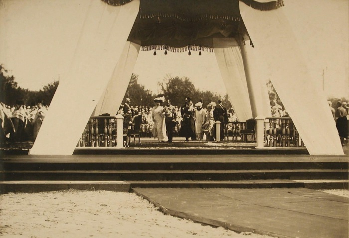 Император Николай II и императрица Александра Федоровна направляются к месту закладки памятника в честь 300-летие царствования дома Романовых.