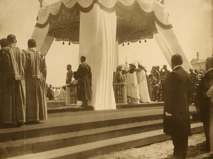  Царская семья во время торжественного молебна.