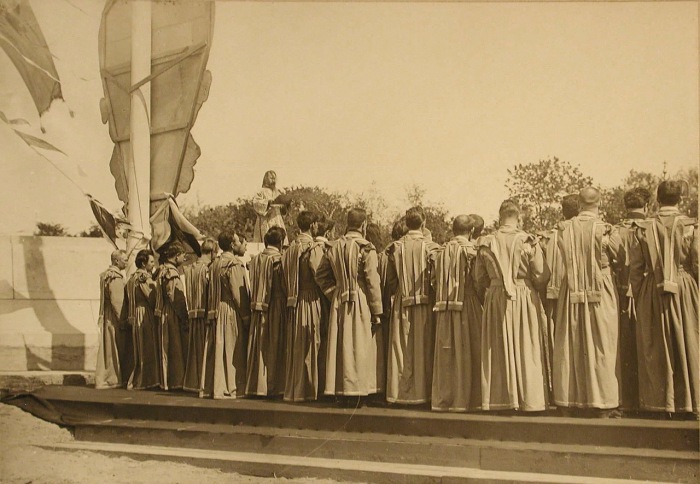 Церковный хор во время молебна на торжественной церемонии. 