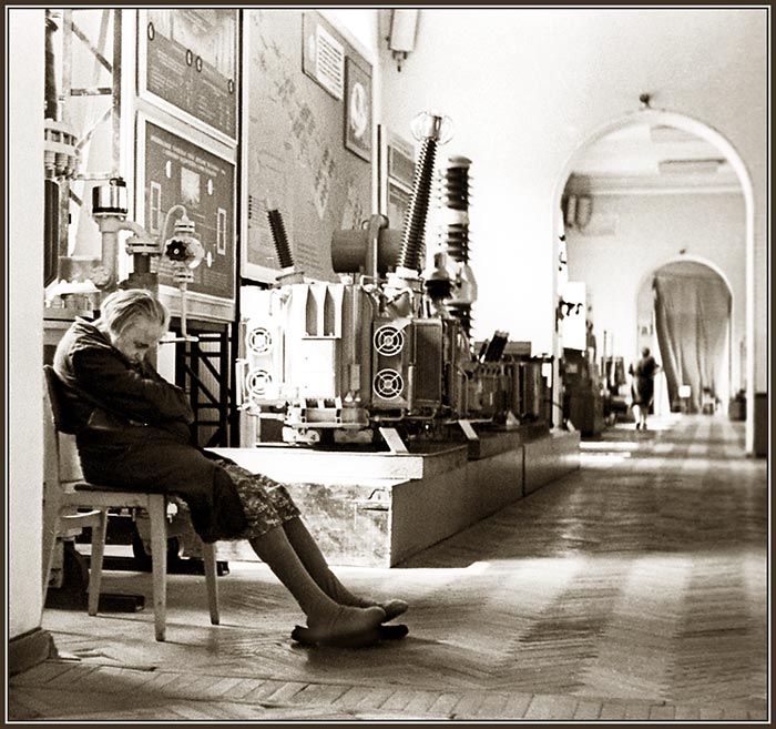 Спящая женщина-сторож в одном из трансформаторных музеев. 