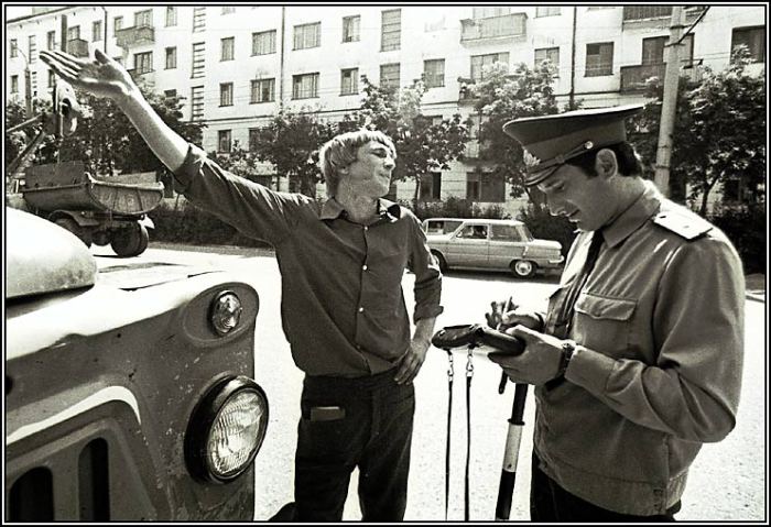 Милиционер остановил водителя, который нарушил правила дорожного движения. 