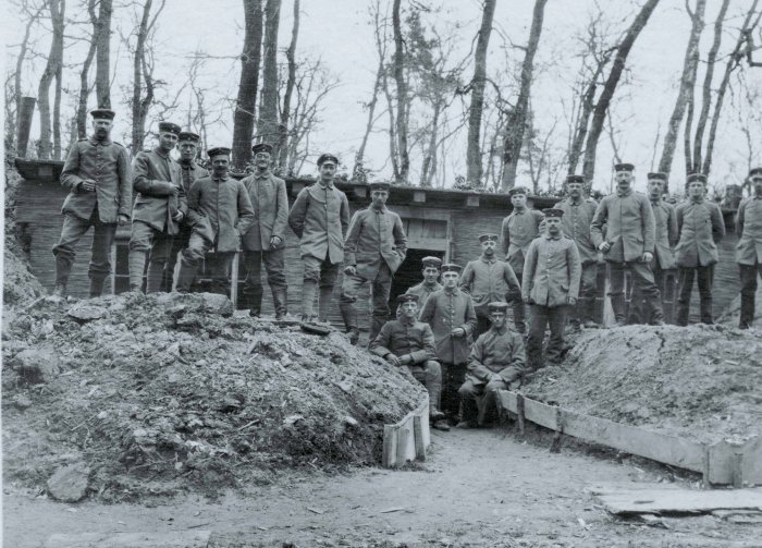 Солдаты и офицеры в хорошо укрепленной траншее. Солдаты и офицеры в хорошо укрепленной траншее.