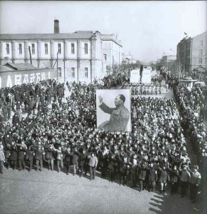 Многолюдный марш на улице в Харбине. Многолюдный марш на улице в Харбине.