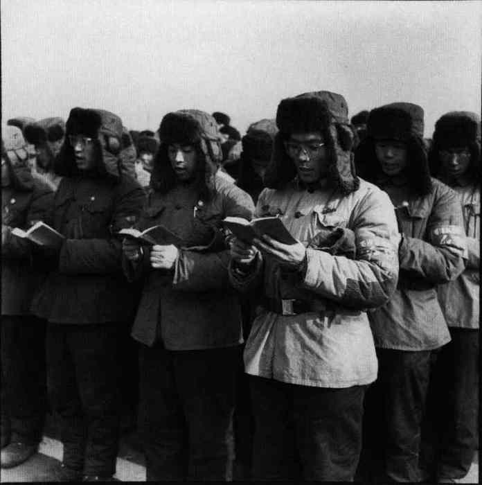 Зачитывание вслух знаменитой Красной книжки Председателя Мао. Зачитывание вслух знаменитой Красной книжки Председателя Мао.