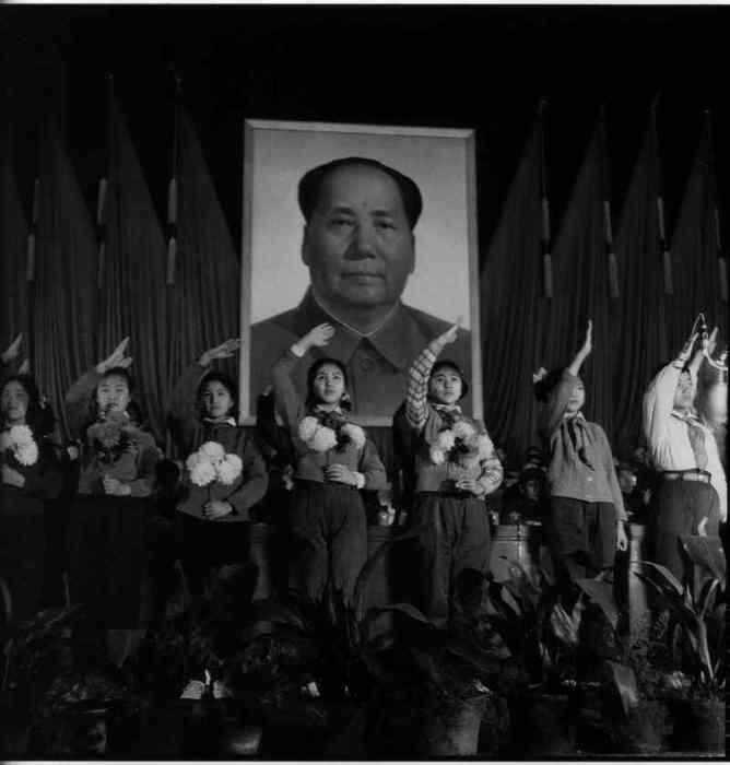 Юные пионеры приветствуют представителей конференции социалистических рабочих групп. Юные пионеры приветствуют представителей конференции социалистических рабочих групп.