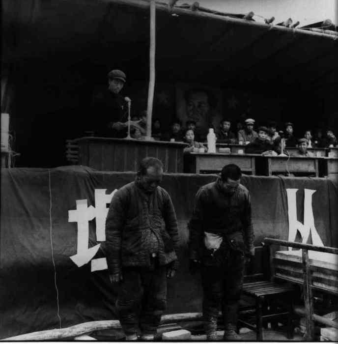 Женщина, стоящая на стуле в центре Площади Красных Охранников. Женщина, стоящая на стуле в центре Площади Красных Охранников.