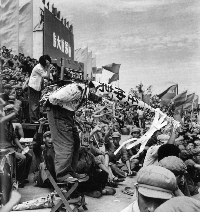 Первый секретарь горкома партии Харбина обвиняемый в принадлежности к бандитской группировке. Первый секретарь горкома партии Харбина обвиняемый в принадлежности к бандитской группировке.