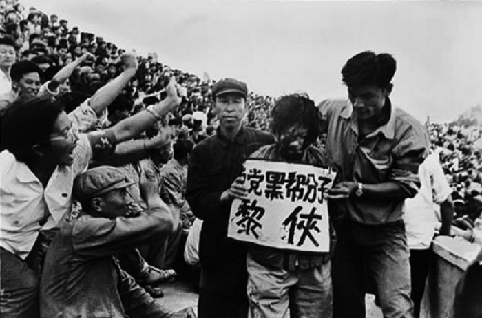 На массовом митинг и критика партийного руководства. На массовом митинг и критика партийного руководства.