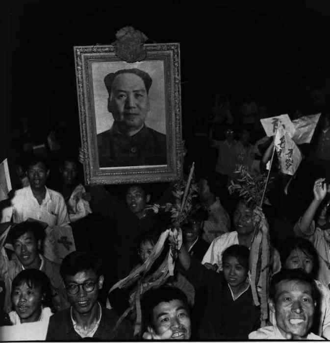 Радостная толпа молодежи на ночных улицах Харбина. Радостная толпа молодежи на ночных улицах Харбина.