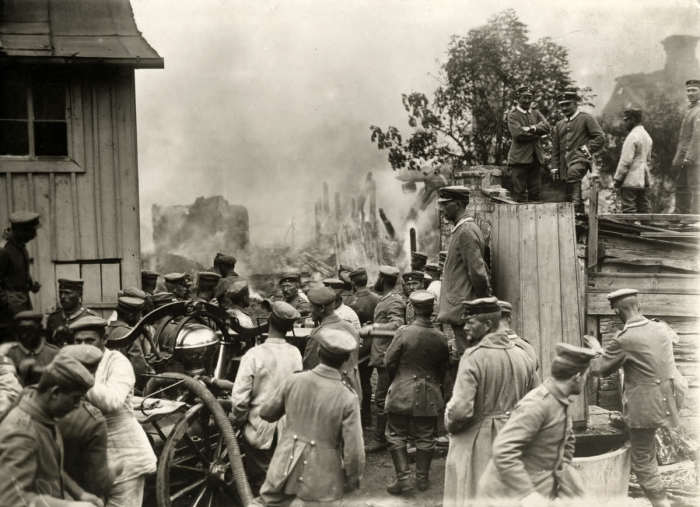 Немецкие солдаты в разрушенном городе Брест-Литовске на Восточном фронте в 1915 году. Немецкие солдаты в разрушенном городе Брест-Литовске на Восточном фронте в 1915 году.