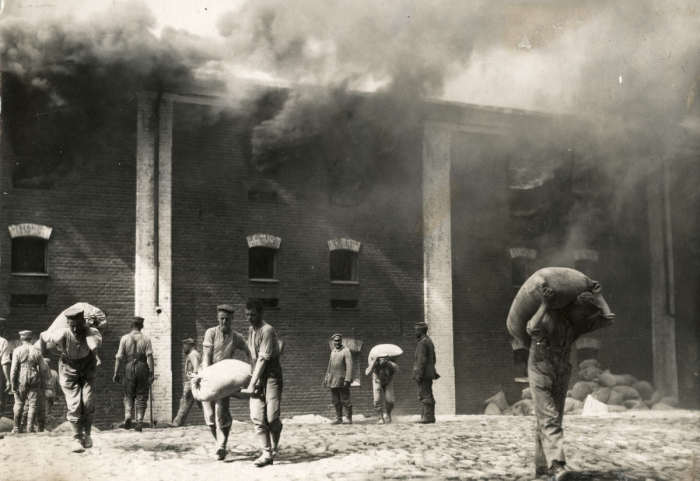 Ящики на стене для немецкой полевой почты на Восточном фронте в 1915 году. Ящики на стене для немецкой полевой почты на Восточном фронте в 1915 году.