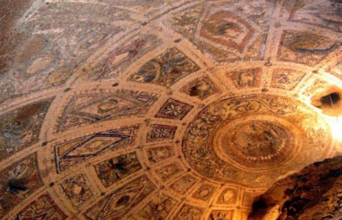 Белый орел, морские раковины, мозаика и цветной мрамор.