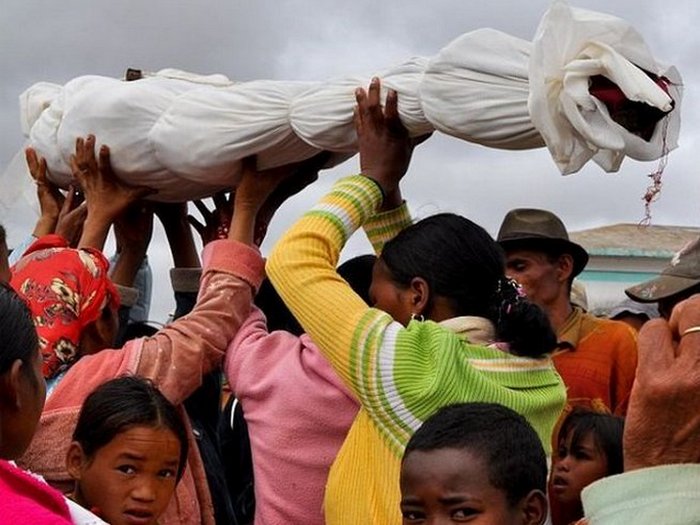 Танцы с мертвыми на Мадагаскаре. Танцы с мертвыми на Мадагаскаре.