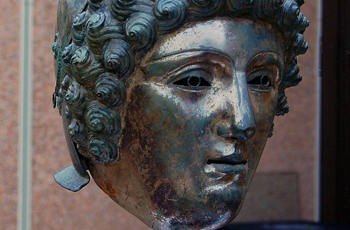 1800-летний шлем. 1800-летний шлем.