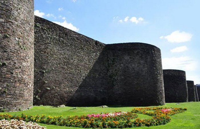 Нетронутые римские стены. Нетронутые римские стены.