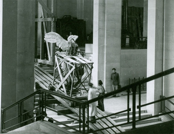 Эвакуация предметов искусства из Лувра. Вывозят статую Ники Самофракийской. Фото: louvre.fr. Эвакуация предметов искусства из Лувра. Вывозят статую Ники Самофракийской. Фото: louvre.fr.