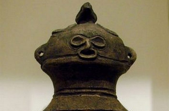 Фигурка догу в музее Гиме, Париж. Фигурка догу в музее Гиме, Париж.