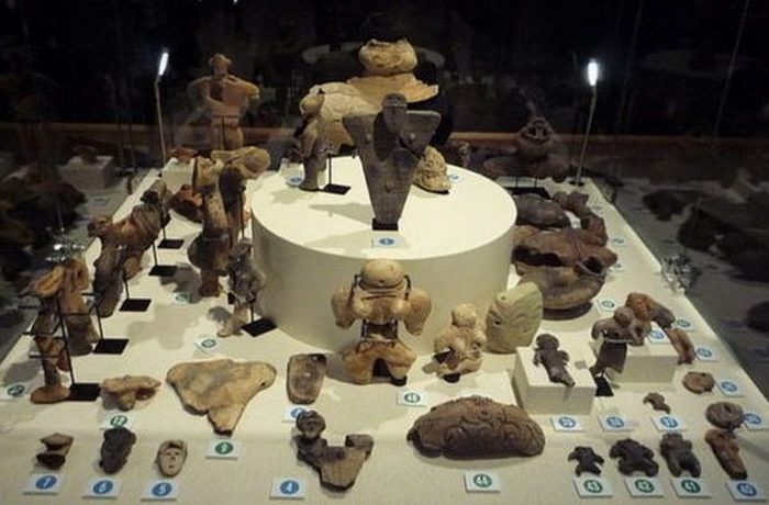 Догу в музее Isedotai Jomonkan в Китаакита, Япония. Догу в музее Isedotai Jomonkan в Китаакита, Япония.