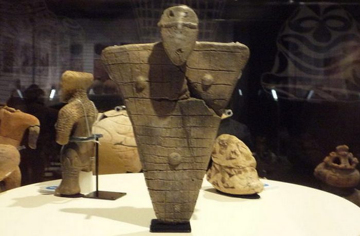 Догу в музее Isedotai Jomonkan в городе Китаакита. Догу в музее Isedotai Jomonkan в городе Китаакита.