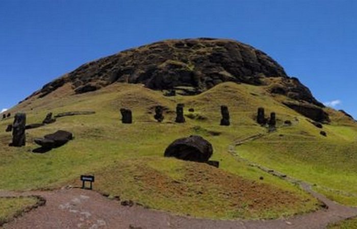 Южный склон Рано Рараку буквально усеян большим количеством моаи. Южный склон Рано Рараку буквально усеян большим количеством моаи.