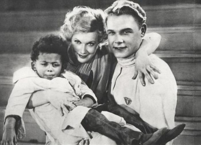 Интернациональные браки были возможны только в кино. Любовь Орлова в фильме *Цирк*, 1936 | Фото: nnm.me Интернациональные браки были возможны только в кино. Любовь Орлова в фильме *Цирк*, 1936 | Фото: nnm.me