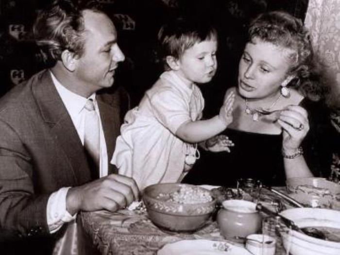 Алла Ларионова с мужем, актером Николаем Рыбниковым, и дочерью | Фото: biography-life.ru Алла Ларионова с мужем, актером Николаем Рыбниковым, и дочерью | Фото: biography-life.ru