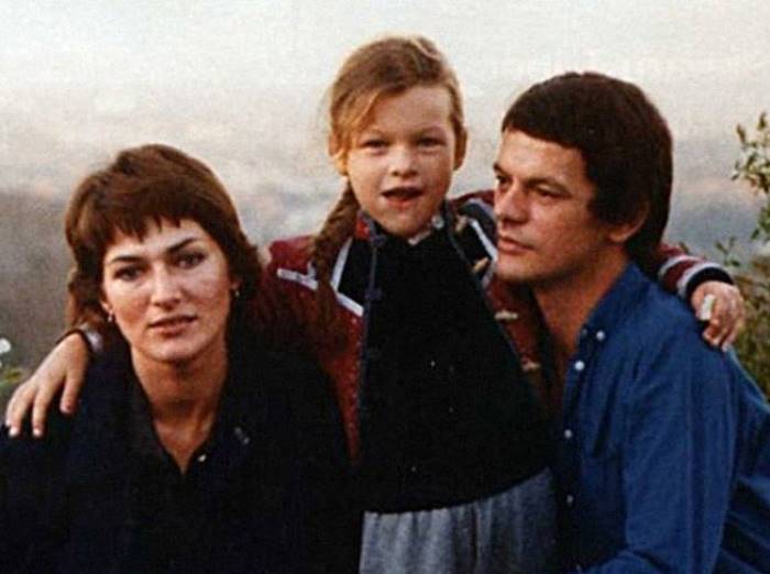 Галина Логинова с мужем Богданом Йововичем и дочерью Миллой | Фото: colors.life Галина Логинова с мужем Богданом Йововичем и дочерью Миллой | Фото: colors.life