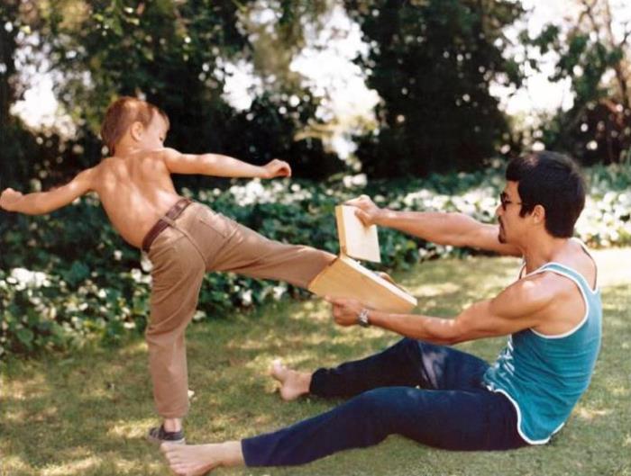 Брюс Ли с сыном Брэндоном | Фото: intermati.com Брюс Ли с сыном Брэндоном | Фото: intermati.com