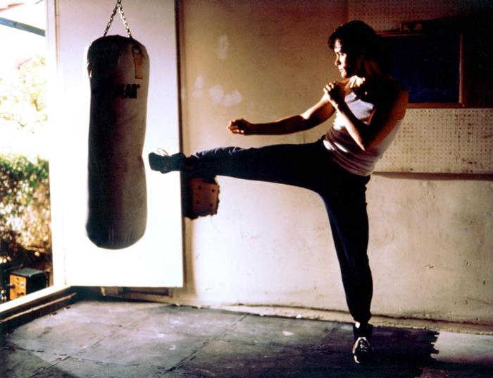 Брэндон Ли в фильме *Беглый огонь*, 1992 | Фото: world-art.ru Брэндон Ли в фильме *Беглый огонь*, 1992 | Фото: world-art.ru