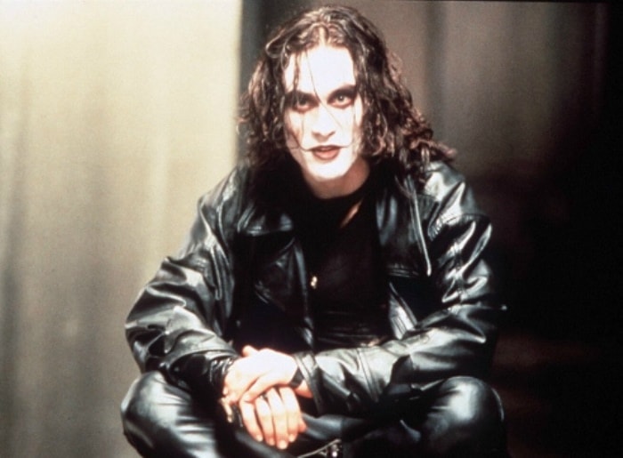 Брэндон Ли на съемках фильма *Ворон*, 1993 | Фото: tvc.ru Брэндон Ли на съемках фильма *Ворон*, 1993 | Фото: tvc.ru