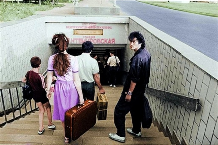 Виктор Цой у станции метро Кантемировская | Фото: foto-history.livejournal.com Виктор Цой у станции метро Кантемировская | Фото: foto-history.livejournal.com