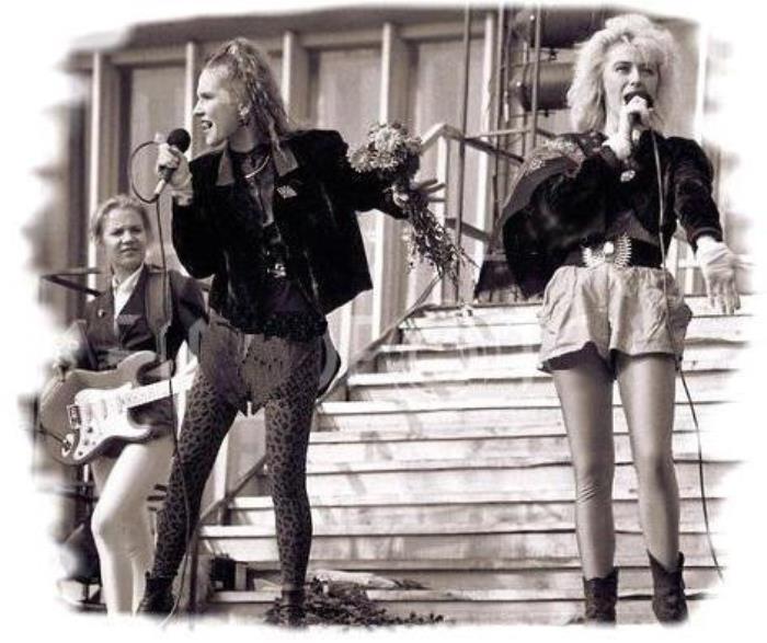 Солистки группы Татьяна Иванова и Алена Апина | Фото: edikst.ru Солистки группы Татьяна Иванова и Алена Апина | Фото: edikst.ru