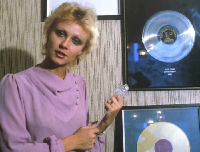 Заслуженная артистка Эстонской ССР Анне Вески со своими первыми дисками, 1985 | Фото: aif.ru Заслуженная артистка Эстонской ССР Анне Вески со своими первыми дисками, 1985 | Фото: aif.ru