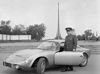 Юрий Гагарин и подаренная ему французской компанией машина «Матра-Джет»