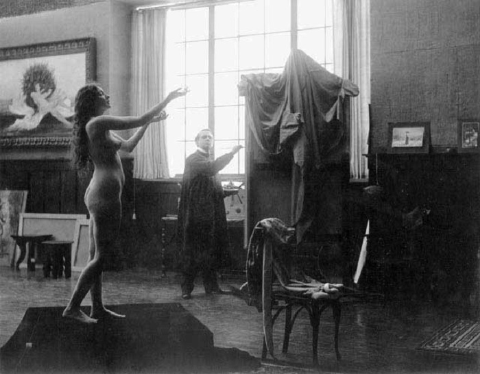 Одри Мэнсон позирует скульптору. Одри Мэнсон позирует скульптору.