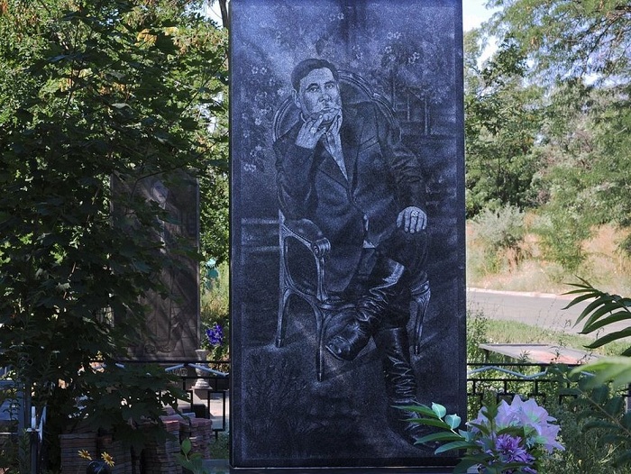 Надгробье на Широкореченском «бандитском» кладбище. | Фото: amusingplanet.com.