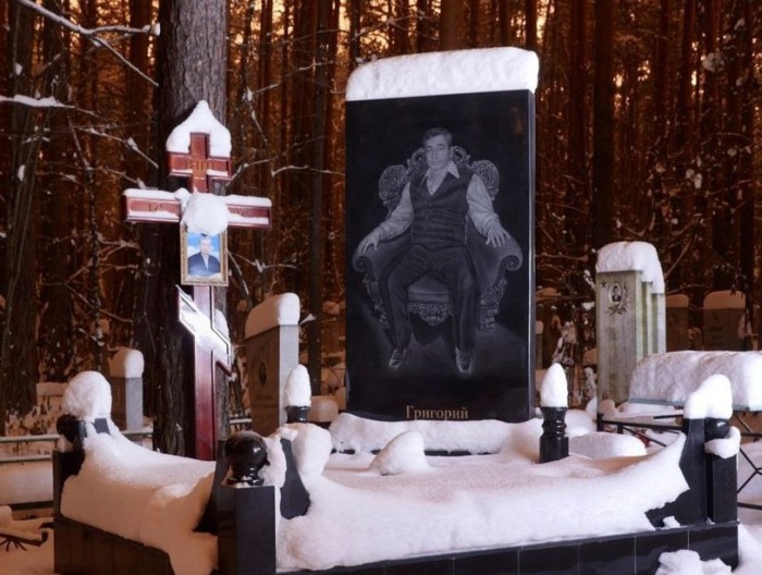 Пафосное надгробье убитого. | Фото: amusingplanet.com.