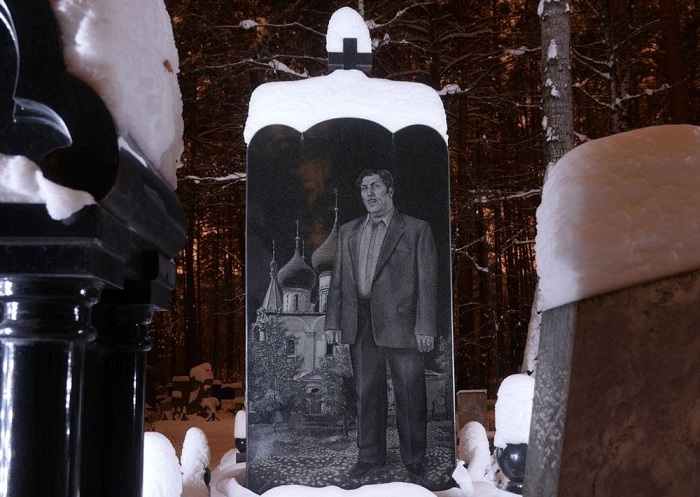 Памятник бандита на фоне золотых куполов. | Фото: amusingplanet.com.